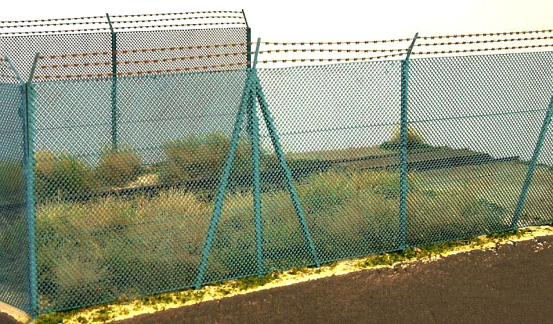 Modelová železnice - TT Drátěný plot vysoký 28mm 26cm