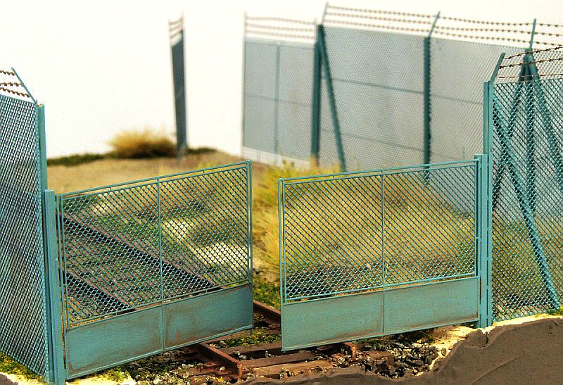 Modelová železnice - TT Drátěný plot vysoký 28mm 13cm, 2 brány