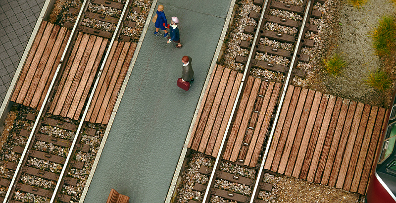 Modelová železnice - N Stavebnice - dřevěný železniční přejezd