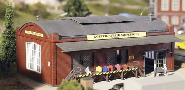 Modelová železnice - H0 Stavebnice - továrna na kufry "Mopsinger"