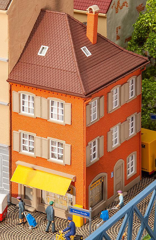 Modelová železnice - H0 Stavebnice - rohový dům s pobočkou Deutsche Post